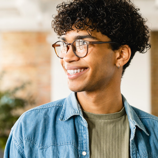 cannabis retail worker smiling<br />
